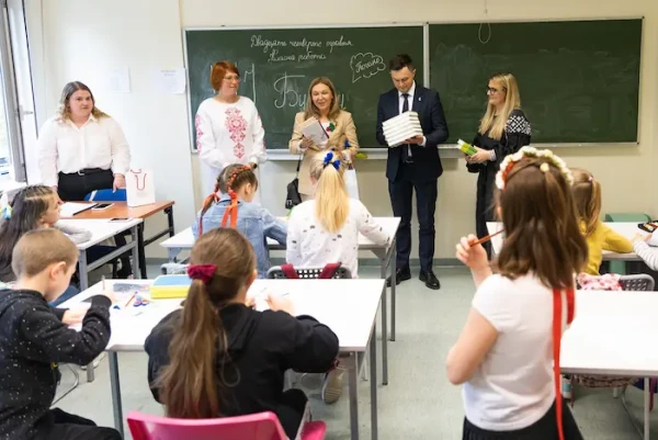 Нова пошта доставила підручники для українських школярів у Варшаві